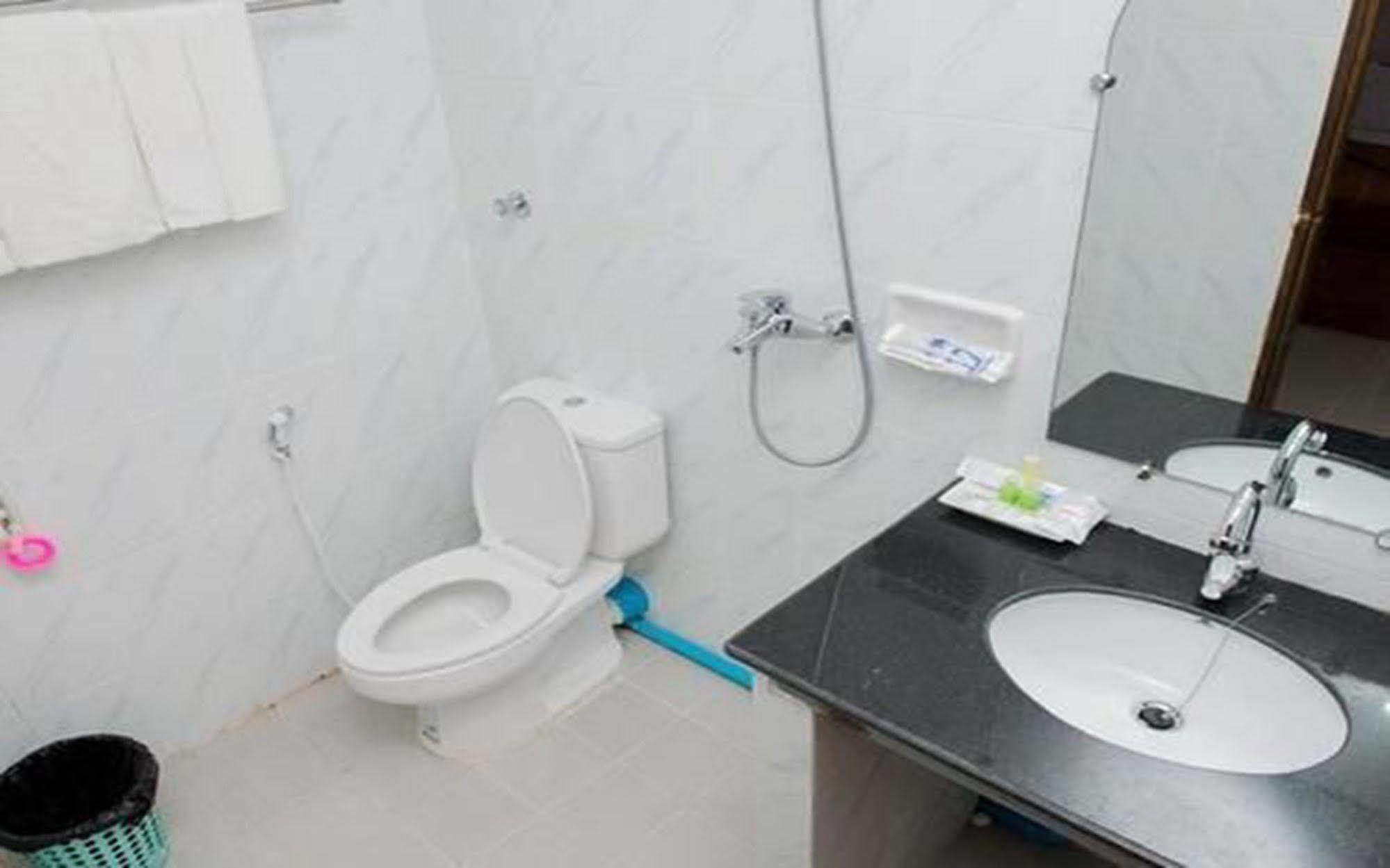 יאנגון Aung Tha Pyay Hotel 3 מראה חיצוני תמונה